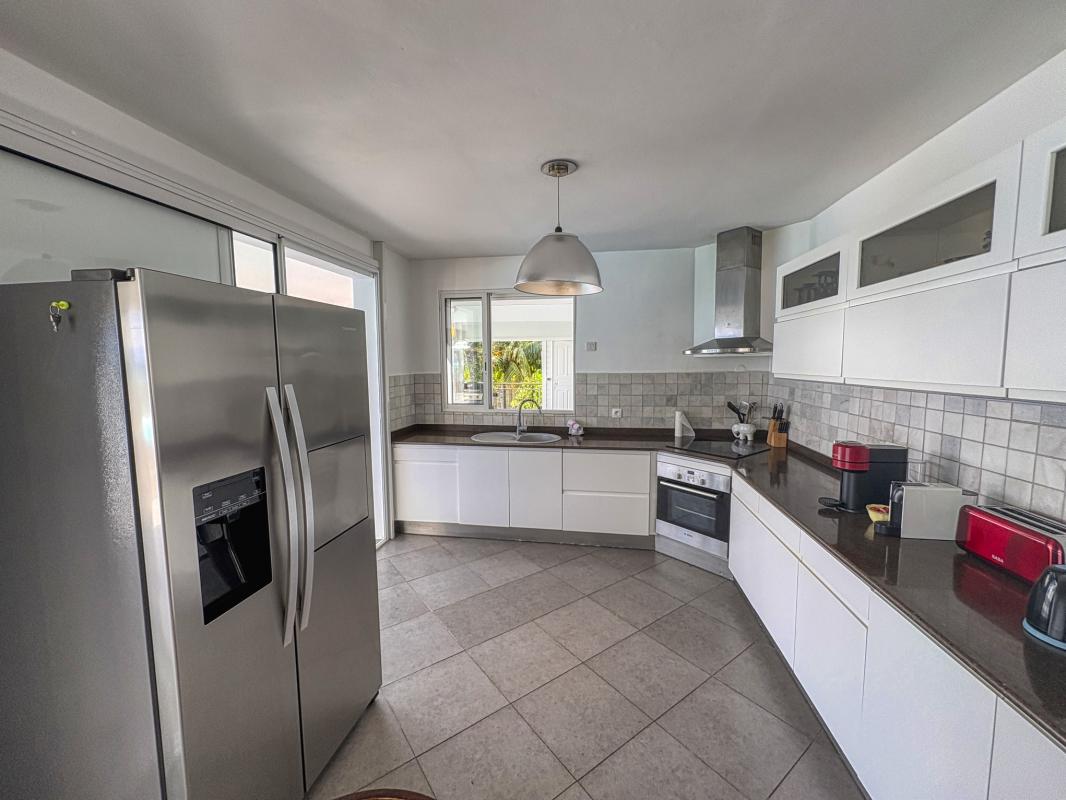 21.Location villa piscine Sainte Anne Guadeloupe_Cuisine vue Mer